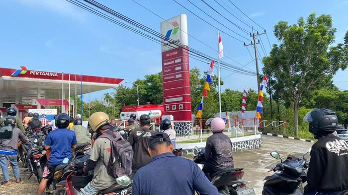 ANTREAN BBM - Antrean kendaraan di SPBU Rapti Indah Nunukan di Jalan TVRI, Kelurahan Nunukan Timur, Kecamatan Nunukan, Kabupaten Nunukan, Kamis (6/8/2025) pagi.