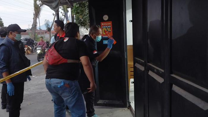 OLAH TKP - Tim Inafis Polres Semarang, sedang melakukan olah tempat kejadian perkara (TKP) dugaan kasus perampokan di di sebuah konter telepon seluler, Royal Phone, di RT 5 RW 1 Kelurahan Pojoksari, Kecamatan Ambarawa, Kabupaten Semarang, (6/8/2026).