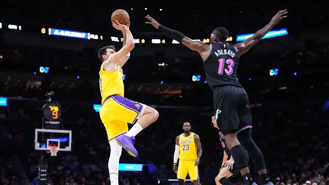 Luka Doncic beraksi saat Lakers melawan Heat di lanjutan NBA 2025/2026 (AFP)
