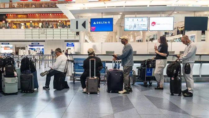 Penumpang menunggu di Terminal Internasional Bandara Haneda setelah penerbangan dibatalkan atau ditunda karena badai tropis Jangmi di Tokyo, Jepang, Rabu 3 Juni 2026. (Andrew CAALLERO-REYNOLDS/AFP)