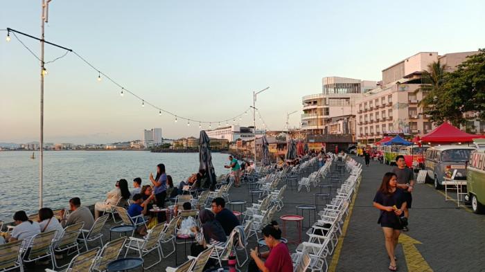 WISATA - Baystreet Cafe Bahu Mall selalu ramai oleh warga--termasuk turis yang datang menikmati sunset di Teluk Manado.