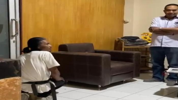 BUKA - Seorang tukang kunci yang diminta oleh Yohanes Sason Helan untuk membongkar kunci ruang rapat Kantor Pusat Kopdit Swasti Sari di lantai tiga kantor Oeba, Kota Kupang. Kamis, (6/8/2026).