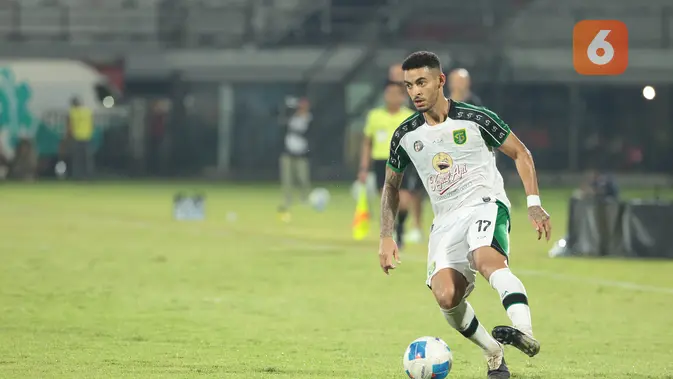 Pemain Persebaya Surabaya menggiring bola pada laga final Piala Presiden 2026 di Stadion Kapten I Wayan Dipta, Gianyar, Bali, Kamis (6/8/2026). Persebaya Surabaya keluar sebagai juara setelah mengalahkan Persib Bandung melalui adu penalti dengan skor 6-5 usai bermain imbang 1-1 hingga babak tambahan waktu. (KLY/Budy Santoso)