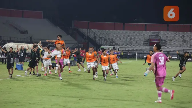 Pemain Persebaya Surabaya merayakan keberhasilan menjuarai Piala Presiden 2026 usai mengalahkan Persib Bandung melalui adu penalti 6-5 pada laga final di Stadion Kapten I Wayan Dipta, Gianyar, Bali, Kamis (6/8/2026). Kedua tim bermain imbang 1-1 hingga babak tambahan waktu sebelum Persebaya memastikan gelar juara lewat adu penalti. (KLY/Budy Santoso)