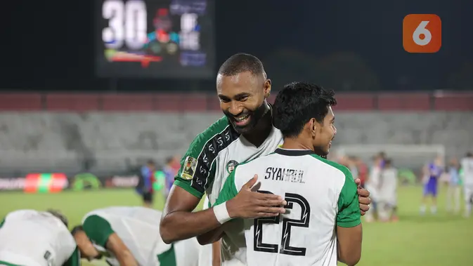 Pemain Persebaya Surabaya merayakan keberhasilan menjuarai Piala Presiden 2026 usai mengalahkan Persib Bandung melalui adu penalti 6-5 pada laga final di Stadion Kapten I Wayan Dipta, Gianyar, Bali, Kamis (6/8/2026). Kedua tim bermain imbang 1-1 hingga babak tambahan waktu sebelum Persebaya memastikan gelar juara lewat adu penalti. (KLY/Budy Santoso)