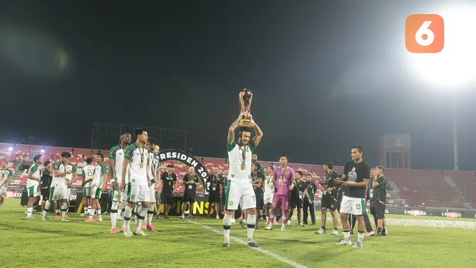 Pemain Persebaya Surabaya merayakan keberhasilan menjuarai Piala Presiden 2026 usai mengalahkan Persib Bandung melalui adu penalti 6-5 pada laga final di Stadion Kapten I Wayan Dipta, Gianyar, Bali, Kamis (6/8/2026). Kedua tim bermain imbang 1-1 hingga babak tambahan waktu sebelum Persebaya memastikan gelar juara lewat adu penalti. (KLY/Budy Santoso)