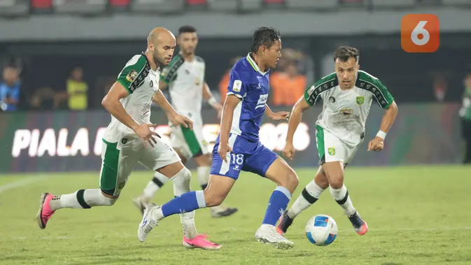 Pemain Persebaya Surabaya berduel memperebutkan bola dengan pemain Persib Bandung pada laga final Piala Presiden 2026 di Stadion Kapten I Wayan Dipta, Gianyar, Bali, Kamis (6/8/2026). Persebaya Surabaya keluar sebagai juara setelah mengalahkan Persib Bandung melalui adu penalti dengan skor 6-5 usai bermain imbang 1-1 hingga babak tambahan waktu. (KLY/Budy Santoso)