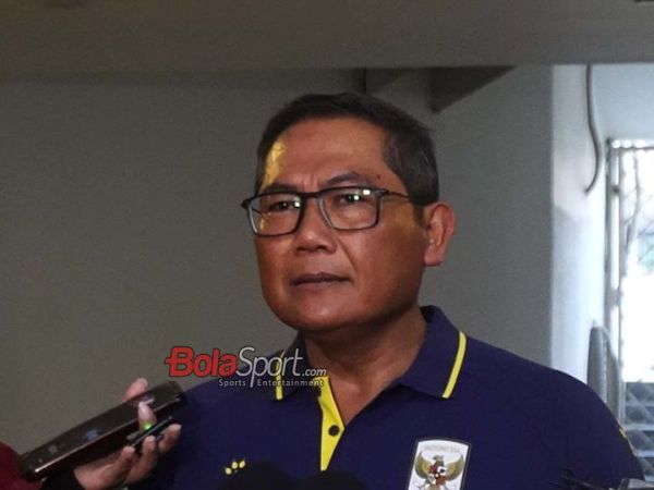 Anggota Komite Eksekutif PSSI sekaligus Ketua Badan Tim Nasional, Sumardji, sedang memberikan keterangan kepada awak media di Stadion Madya, Senayan, Jakarta, Minggu (26/7/2026).