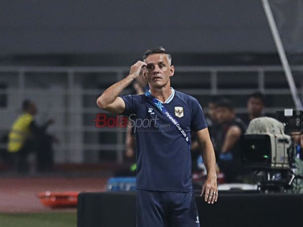 Pelatih Timnas Indonesia, John Herdman, saat memantau para pemainnya bertanding di Stadion Pakansari, Bogor, Jawa Barat, Senin (3/8/2026).