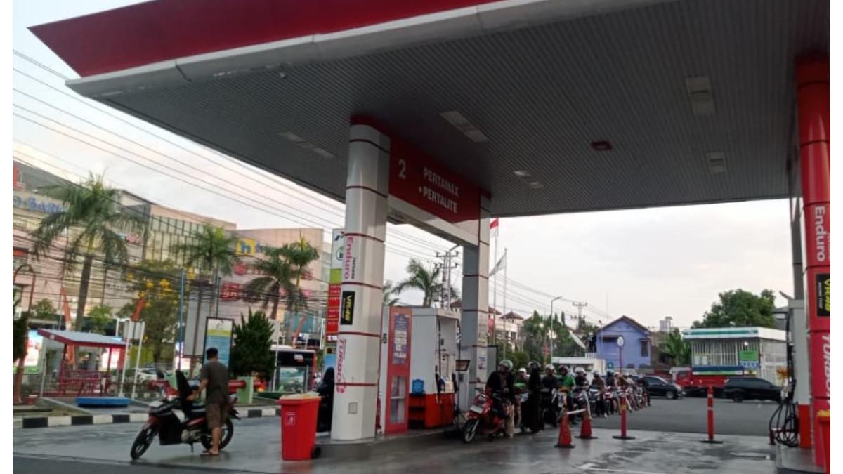 Suasana SPBU Solo Baru, Grogol, Sukoharjo, Jawa Tengah pada Selasa (21/7/2026), masih banyak yang antre di Pertalite. Ojol tetap menggunakan Pertamax meski mahal.