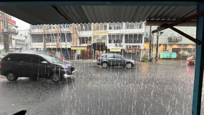 HUJAN LEBAT- Suasana Kota Medan saat dilanda hujan lebat pada Sabtu, 25 Juli 2026. Sejumlah ruas jalan di Kota Medan sempat digenangi air pada hari itu.