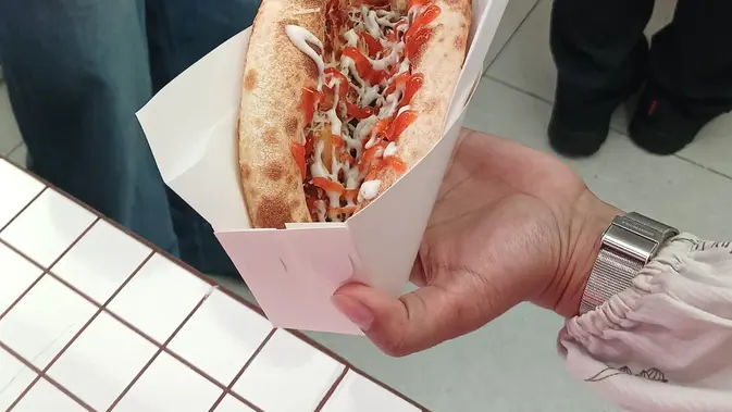 Sourdough pizza menjadi inovasi perdana Fresh Batch yang dilengkapi Pizza Fold dan enam pilihan saus, Jakarta Pusat, Kamis (6/8/2026). (Liputan6.com/Nurri Indah)
