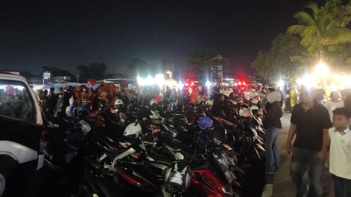 FESTIVAL TELONG-TELONG- Suasana di Festival Telong-telong dalam rangka memeriahkan HJK Padang, di Pantai Cimpago kawasan Pantai Padang, Kamis (6/8/2026) malam.