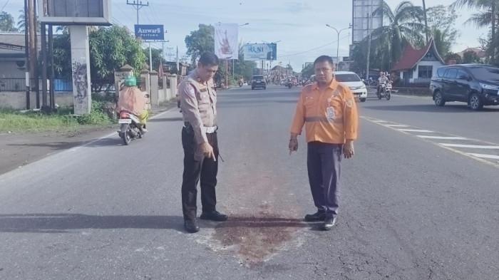 KECELAKAAN LALU LINTAS - Petugas kepolisian saat berada di TKP kecelakaan tunggal di depan Asia Biskuit, Kelurahan Parupuk Tabing, Kecamatan Koto Tangah, Kota Padang, Kamis (6/8/2026). Kanit Laka Lantas Padang, Iptu Zulkifli sebut korban dinyatakan meninggal dunia di TKP.