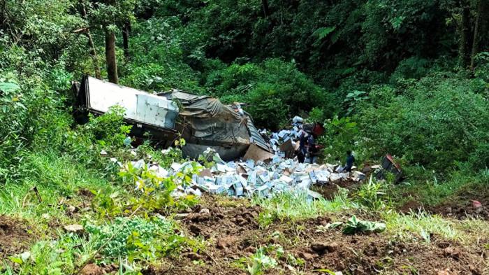 KECELAKAAN LALU LINTAS - Penampakan satu unit truk masuk jurang usai diduga kecelakaan tunggal di Kelok Banto, kawasan Sitinjau Lauik, Kecamatan Lubuk Kilangan, Kota Padang, Kamis (6/8/2026).