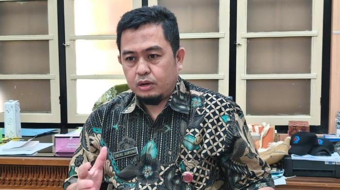 PASIR MUNTILAN - Kepala DPUPR Kabupaten Batang, Endro Suryono saat ditemui kantornya untuk mengatakan keputusan menggunakan pasir Muntilan di seluruh proyek konstruksi merupakan hasil kajian teknis yang dilakukan bersama para Kuasa Pengguna Anggaran (KPA) dan Pengguna Anggaran (PA), Rabu (8/7/2026).