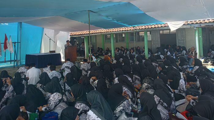 RATUSAN GURU ISTIGASAH - Ratusan guru dari setiap jenjang melakukan istigasah di Sekretariat PC PGRI Cisayong terkait polemik lahan dengan Pemdes Mekarwangi, Kecamatan Cisayong Kabupaten Tasikmalaya, Rabu (5/8/2026).