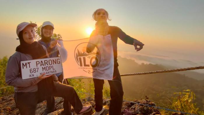 GUNUNG PARUNG IKN - Pendaki dari komunitas ILO Next Trip berfoto bersama di puncak Gunung Parung, IKN Nusantara, Kalimantan Timur, Minggu 2 Agustus 2026 dini hari. (TRIBUNKALTIM.CO/BUDI SUSILO)