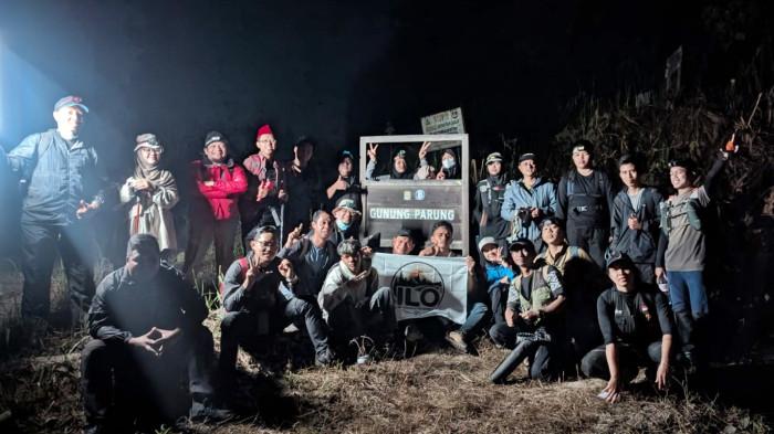 MENDAKI GUNUNG PARUNG - Foto bersama penjelajah alam Gunung Parung, IKN Nusantara, Provinsi Kalimantan Timur, yang tergabung dalam komunitas ILO Next Trip pada Minggu dini hari, 2 Agustus 2026. (HO/ILO Next Trip) 