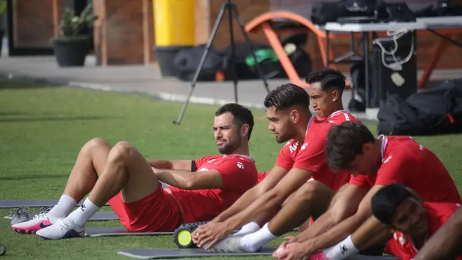 Bek Timnas Indonesia, Jordi Amat (paling kiri). (Bola.com/Alit Binawan)