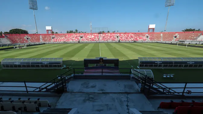 Pemandangan lapangan Stadion Kapten I Wayan Dipta, Gianyar, Bali, yang telah siap menggelar final Piala Presiden 2026 antara Persib Bandung dan Persebaya Surabaya. Partai puncak ini mempertemukan dua klub besar dengan sejarah panjang di sepak bola Indonesia yang telah puluhan kali bentrok di berbagai ajang. Persib melaju ke final setelah menyingkirkan Persija Jakarta 2-1, sedangkan Persebaya memastikan tiket usai mengalahkan Arema FC di babak semifinal. (KapanLagi.com/Budy Santoso)