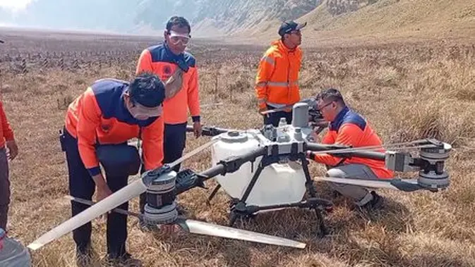 Kebakaran Gunung Bromo Tembus 86 Hektatr, BPBD Jatim Terjunkan Drone Weter  Spray