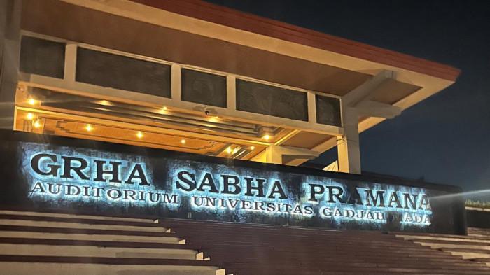 Grha Sabha Pramana UGM di malam hari.