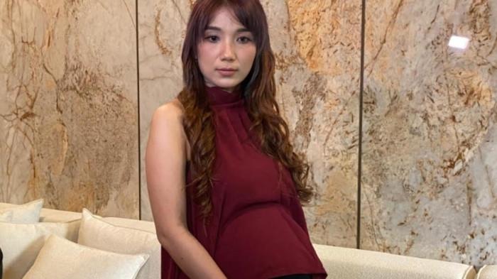 PENELANTARAN - Fangfang wanita yang mengklaim dinikahi siri oleh Vicky Prasetyo karena hamil di luar nikah pada 24 Februari 2026. Fangfang mengaku ditelantarkan oleh Vicky Prasetyo.