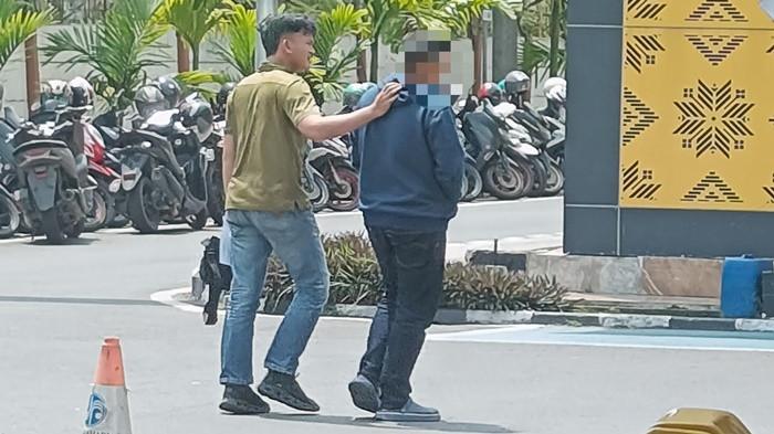 DITAHAN -- Kurir paket yang menggelapkan uang pelanggan salah transfer Rp93 juta diserahkan ke Polrestabes Palembang, Jumat (7/8/2026). Pelaku mengaku sudah menghabiskan uang tersebut.