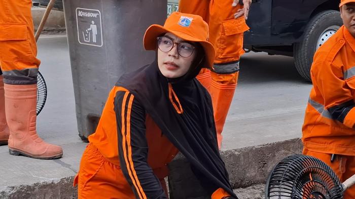 PETUGAS PPSU - Sifa Fauziah (32), petugas PPSU Kelurahan Kapuk Muara. Sifa berbagi peran dalam kehidupan sehari-harinya: dari menjalani berbagai pekerjaan hingga niat kejar mimpinya.