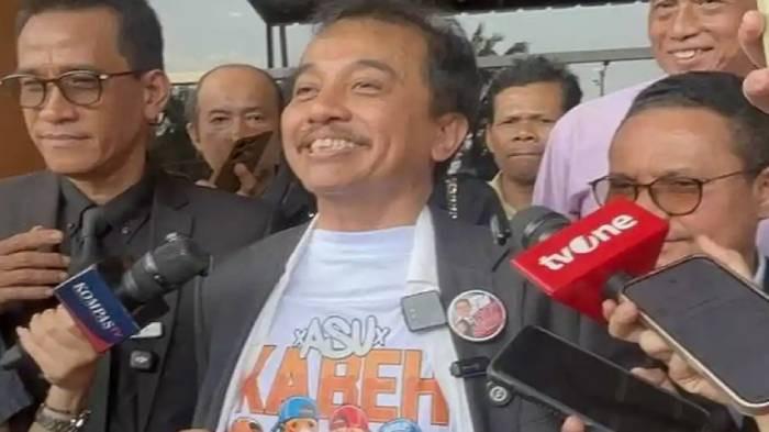 DIMAJUKAN - Pakar telematika Roy Suryo (tengah) didampingi koordinator tim hukum Refly Harun (kiri) menunjukkan kaos putih yang dikenakannya saat memberikan keterangan pers usai menyerahkan kesimpulan sidang Praperadilan II di Pengadilan Negeri Jakarta Selatan, Kamis (16/7/2026). Kubu Roy Suryo baru-baru ini menyoroti jadwal sidang yang dimajukan.