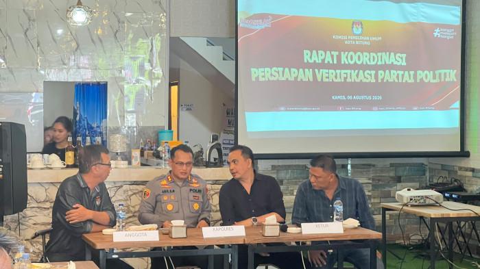 RAKOR - Kapolres Bitung AKBP Arie Sulistyo Nugroho menyampaikan materi di Rapat Koordinasi Persiapan Verifikasi Partai Politik yang dilaksanakan Komisi Pemilihan Umum (KPU) Kota Bitung, Kamis (6/8/2026). Dalam rapat tersebut turut dibahas tentang masyarakat tanpa kewarganegaraan.