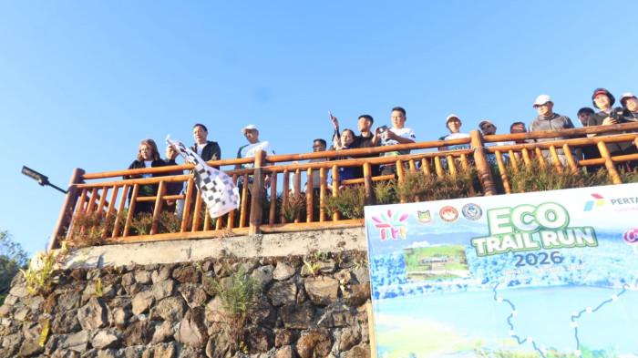 PEMBUKAAN - Sebanyak 200 peserta mengikuti Eco Trail Run yang menjadi salah satu side event TIFF 2026, Jumat (7/8/2026). Kegiatan tersebut secara resmi dilepas Wali Kota Tomohon, Caroll J.A. Senduk, dari Ta'Lun Cafe.