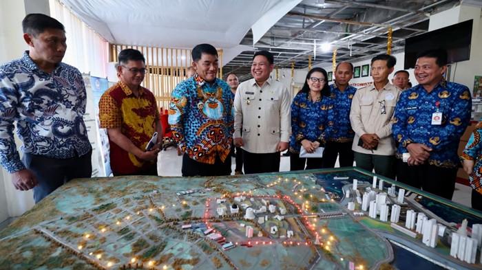 PEMPROV SULUT - Gubernur Sulawesi Utara (Sulut), Yulius Selvanus Komaling (YSK), meninjau langsung pengembangan Kawasan Ekonomi Khusus Bitung, Kamis (30/4/2026).