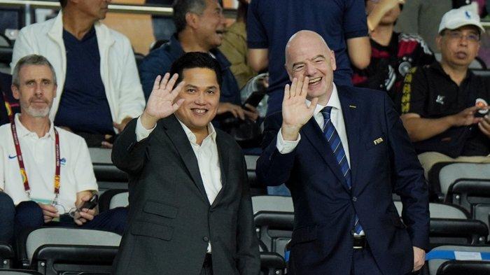 Ketum PSSI, Erick Thohir (kiri) bersama Presiden FIFA, Gianni Infantino melambaikan tangan saat final Piala Dunia U-17 2023 antara Jerman vs Prancis di Stadion Manahan, Sabtu (2/12/2023) malam.