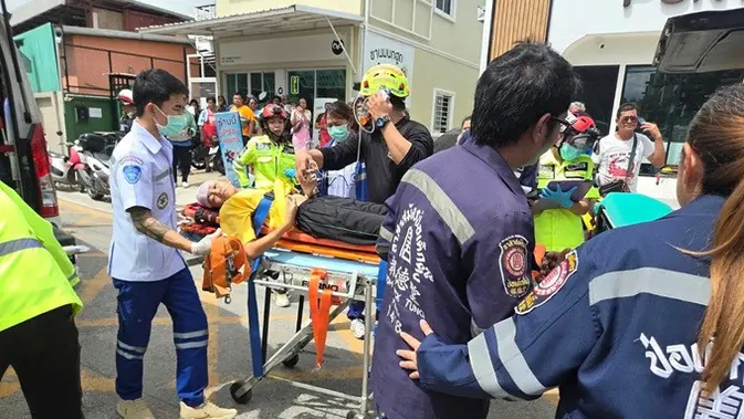Seorang korban luka dibawa menggunakan tandu setelah penembakan di sebuah sekolah di Provinsi Nonthaburi, Thailand, Jumat (7/8/2026). (Dok. Por Tek Tueng Nonthaburi via AP)