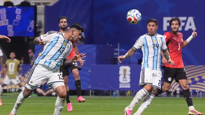 Pemain Argentina Cristian Romero mencetak gol pertama timnya mereka selama pertandingan sepak bola babak 16 besar Piala Dunia antara Argentina dan Mesir di Atlanta, Selasa, 7 Juli 2026. (AP Photo/Mike Stewart)