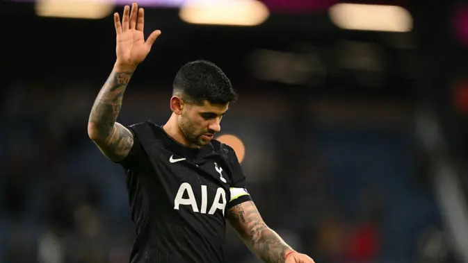 Bek Tottenham Hotspur asal Argentina bernomor punggung 17, Cristian Romero, melambaikan tangan kepada para penggemar saat meninggalkan lapangan setelah pertandingan Liga Inggris antara Burnley dan Tottenham Hotspur di Turf Moor, Burnley, Inggris barat laut pada 24 Januari 2026. Pertandingan berakhir 2-2. (Oli SCARFF/AFP)