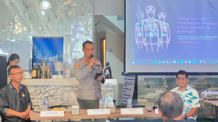 RAKOR - Kapolres Bitung AKBP Arie Sulistyo Nugroho menyampaikan materi di Rapat Koordinasi Persiapan Verifikasi Partai Politik yang dilaksanakan Komisi Pemilihan Umum (KPU) Kota Bitung, Kamis (6/8/2026). Dalam rapat tersebut turut dibahas tentang masyarakat tanpa kewarganegaraan.
