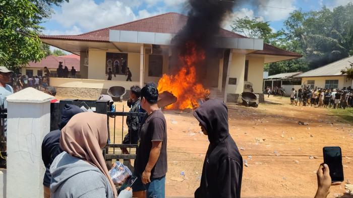 TERBAKAR - Bangunan Kantor Unit Produksi PT Timah Tbk Wilayah Belitung Timur di Desa Lenggang, Kecamatan Gantung, Belitung Timur ludes dilalap api usai dibakar, Jumat (7/8/2026) siang. Aksi pembakaran ini dipicu rasa kecewa dan kemarahan ribuan penambang terkait kepastian tata niaga serta janji pembelian bijih timah dari pihak perusahaan.