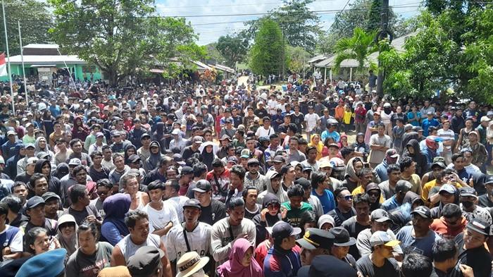 Massa aksi unjuk rasa di kantor PT Timah Gantung, Belitung Timur, Jumat (7/8/2026)