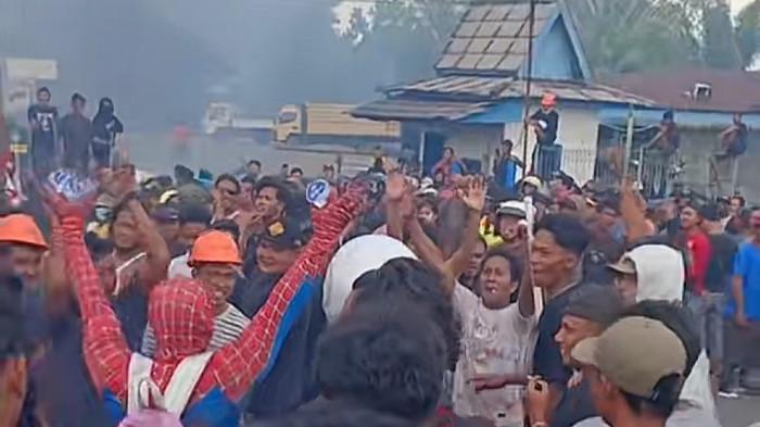 Sesosok laki-laki mengenakan kostum Spider-Man muncul di tengah aksi penambang di area GBT PT Timah, Kecamatan Gantung, Belitung Timur Jumat (7/8/2026).