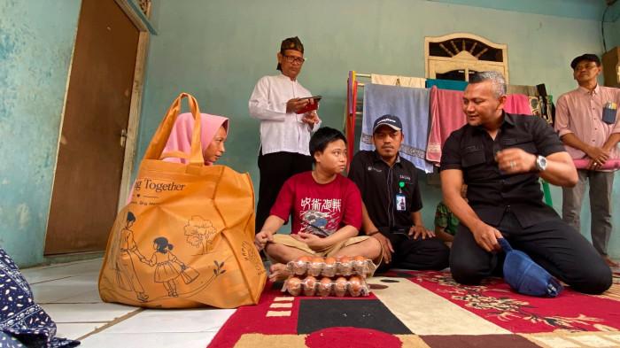 REMAJA KELAINAN KELAMIN- Wakil Wali Kota Bogor Jenal Mutaqin mengunjungi remaja AD (19) di Kampung Selawi, Kelurahan Tanah Baru, Kecamatan Tanah Sareal, Kota Bogor, Jumat (7/8/2026).