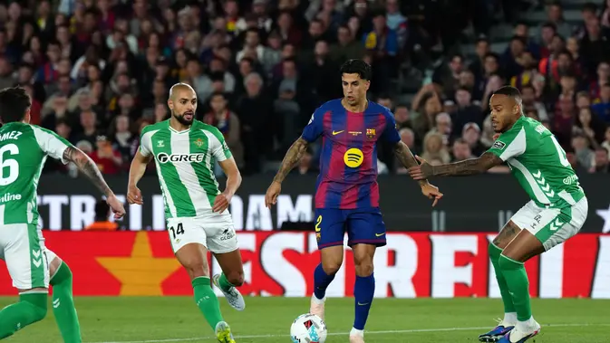 Aksi Joao Cancelo di laga Barcelona vs Real Betis di pekan ke-37 Liga Spanyol 2025/2026 di Camp Nou, Senin (18/05/2026) dini hari WIB. (AP Photo/Joan Mateu Parra)