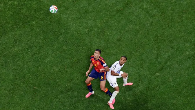 Kapten Timnas Spanyol, Rodri, berebut bola dengan pemain Tanjung Verde, Dailon Livramento, dalam laga Grup H Piala Dunia 2026 di Atlanta Stadium, Senin (15/6/2026) malam WIB. (Justin Setterfield/Getty Images/AFP)