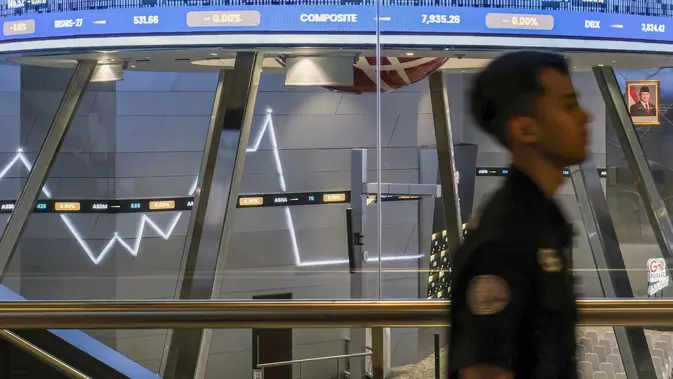 Layar monitor menunjukkan pergerakan pasar saham di lantai Bursa Efek Indonesia menjelang aktivitas perdagangan, Jakarta pada Senin 9 Februari 2026. Indeks Harga Saham Gabungan (IHSG) balik ke level 8.000 pada penutupan perdagangan, Senin (9/2/2026). (BAY ISMOYO/AFP)