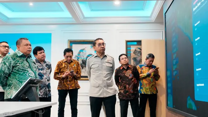 Anggota VI BPK RI, Fathan Subchi menyerahkan Laporan Hasil Pemeriksaan (LHP) kepada Menteri Kebudayaan Fadli Zon di Kantor Kementerian Kebudayaan, Jakarta, Senin (4/8/2026). (Dok Kementerian Kebudayaan)