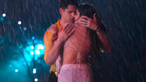 Sidharth Malhotra and Janhvi Kapoor in Param Sundari Sidharth Malhotra and Janhvi Kapoor in Param Sundari