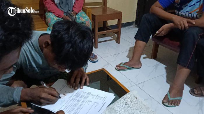DAMAI - NF (25) pelaku pencurian setengah karung jagung, Pemilik Kebun Jagung Samsi, warga Desa Ngepringan, Kecamatan Jenar, Kabupaten Sragen, melakukan keadilan restoratif di Mapolsek Jenar, Jum'at (7/8/2026). Pelaku mengakui telah mengambil sekitar setengah karung jagung basah dari kebun korban.