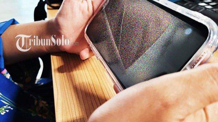 FOTO TAK SENONOH - Ilustrasi foto tak senonoh dikirim via ponsel. Seorang mahasiswi di salah satu universitas ternama di Solo semula memilih mengabaikan foto tak senonoh hasil manipulasi Artificial Intelligence (AI) yang dikirim kepadanya karena menyadari gambar tersebut bukan foto asli, belum lama ini.